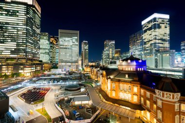 İş kavramı Emlak ve kurumsal inşaat - panoramik modern şehir manzarası kuş hava gece bakışı ile tokyo istasyonu dramatik bir parlaklık ve Tokyo, Japonya'da güzel koyu mavi gökyüzü altında