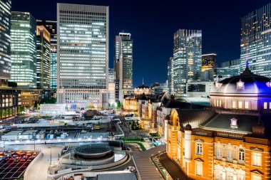 İş kavramı Emlak ve kurumsal inşaat - panoramik modern şehir manzarası kuş hava gece bakışı ile tokyo istasyonu dramatik bir parlaklık ve Tokyo, Japonya'da güzel koyu mavi gökyüzü altında