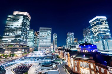 İş kavramı Emlak ve kurumsal inşaat - panoramik modern şehir manzarası kuş hava gece bakışı ile tokyo istasyonu dramatik bir parlaklık ve Tokyo, Japonya'da güzel koyu mavi gökyüzü altında