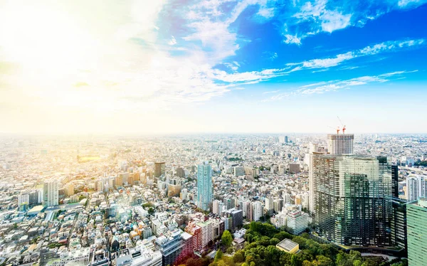 Conceito de negócios e cultura - vista aérea panorâmica moderna do horizonte da cidade sob sol dramático e céu nublado azul da manhã em Tóquio, Japão — Fotografia de Stock