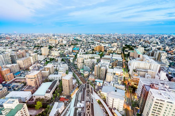 İş ve kültür kavramı - panoramik modern şehir manzarası kuş gözü havadan görünümü dramatik günbatımı kızdırma ve Tokyo, Japonya'da güzel bulutlu gökyüzü altında — Stok fotoğraf