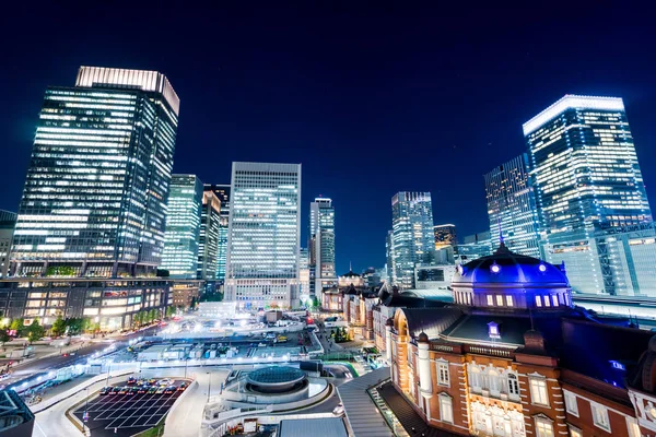 Concepto de negocio para bienes raíces y construcción corporativa - vista panorámica moderna de la ciudad vista aérea de pájaro con estación de tokyo bajo un brillo dramático y hermoso cielo azul oscuro en Tokio, Japón — Foto de Stock