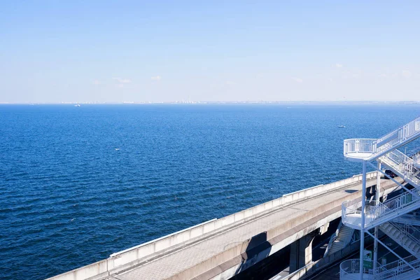 Panoramisch vogel oog luchtfoto bovenaanzicht met mooie zeeniveau met snelweg weg onder dramatische duidelijk gloed en fantasie blauwe hemel in Umi Hotaru Rastplatz eiland Tokyo bay aqua lijn, Japan — Stockfoto