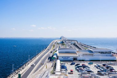 panoramik kuş en iyi hava bakışı ile güzel deniz seviyesinin altında dramatik açık parlaklık ve fantezi mavi gökyüzünde Umi alanı otopark Hotaru Otoban yolu ile ada Tokyo Körfezi su hattı, Japonya