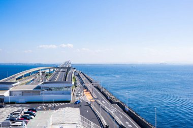 panoramik kuş en iyi hava bakışı ile güzel deniz seviyesinin altında dramatik açık parlaklık ve fantezi mavi gökyüzünde Umi alanı otopark Hotaru Otoban yolu ile ada Tokyo Körfezi su hattı, Japonya
