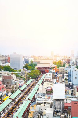 Asya iş kavramı emlâk ve kurumsal inşaat - panoramik modern cityscape bina kuş göz Sensoji tapınak gündoğumu altında hava görünümünü ve sabah mavi parlak gökyüzü Tokyo, Japonya