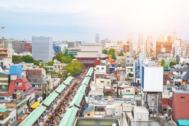 Asya iş kavramı emlâk ve kurumsal inşaat - panoramik modern cityscape bina kuş göz Sensoji tapınak gündoğumu altında hava görünümünü ve sabah mavi parlak gökyüzü Tokyo, Japonya