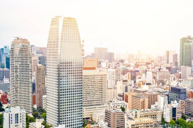 Sabah mavi parlak gökyüzü Tokyo, Japonya ve Asya iş kavramı emlâk ve kurumsal inşaat - panoramik modern cityscape bina kuş göz tokyo Tower gündoğumu altında havadan görünümü