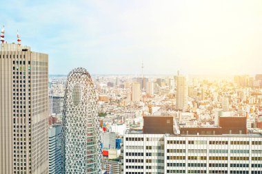 Sabah mavi parlak gökyüzü Tokyo, Japonya ve Asya iş kavramı emlâk ve kurumsal inşaat - panoramik modern cityscape bina kuş göz koza Kulesi ve skytree gündoğumu altında havadan görünümü