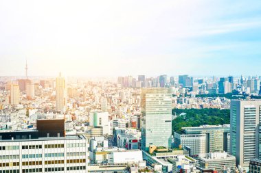 Sabah mavi parlak gökyüzü Tokyo, Japonya ve Asya iş kavramı emlâk ve kurumsal inşaat - panoramik modern cityscape bina kuş göz altında gündoğumu havadan görünümü