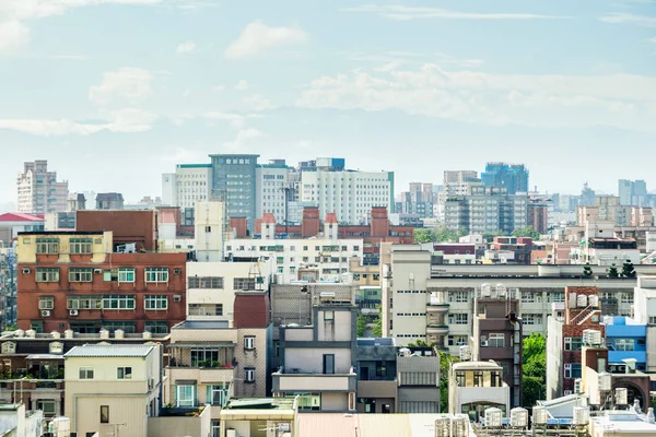 İş ve kültür kavramı - Tayvan dramatik sabah mavi bulutlu gökyüzü altında panoramik modern şehir manzarası kuş gözü havadan görünümü