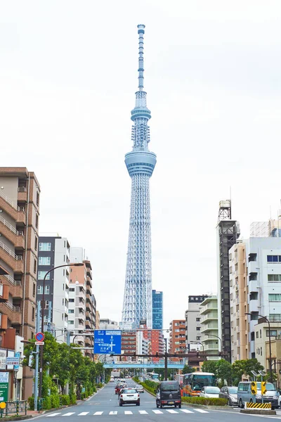 Tokio, Japón - 13 de octubre de 2106: Concepto de negocio para la construcción inmobiliaria y corporativa: vista moderna del edificio del paisaje urbano de Tokio Skytree (árbol del cielo), el hito de Japón con fondo blanco — Foto de Stock