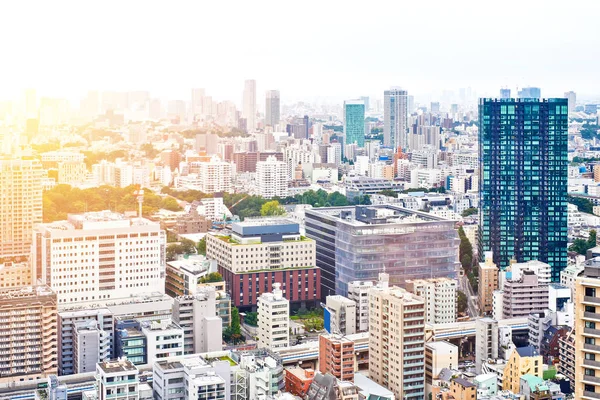 Sabah mavi parlak gökyüzü Tokyo, Japonya ve Asya iş kavramı emlâk ve kurumsal inşaat - panoramik modern cityscape bina kuş göz tokyo Tower gündoğumu altında havadan görünümü — Stok fotoğraf