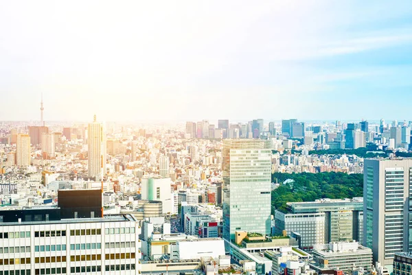 Ásia Conceito de negócio para imóveis e construção corporativa - paisagem urbana moderna panorâmica que constrói a visão aérea do olho de pássaro sob o nascer do sol e o céu brilhante azul da manhã em Tóquio, Japão — Fotografia de Stock