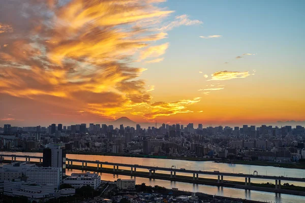 Sabah mavi parlak gökyüzü Tokyo, Japonya ve Asya iş kavramı Emlak ve kurumsal inşaat - panoramik modern cityscape bina kuş göz altında gündoğumu Fuji Dağı ile havadan görünümü — Stok fotoğraf