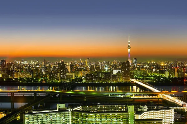 Asya iş kavramı Emlak ve kurumsal inşaat - panoramik modern cityscape kuş bakışı hava gece skytree neon ışık ve Tokyo, Japonya'da güzel koyu mavi gökyüzü altında bina — Stok fotoğraf