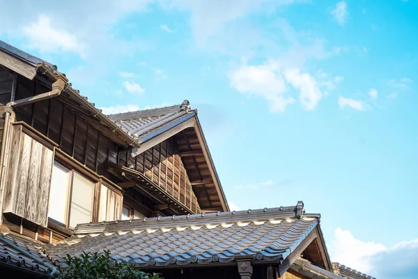 Asia culture concept - japanisches traditionelles historisches hölzernes altes haus unter goldener sonne und morgenblauem wolkenhimmel in japan — Stockfoto