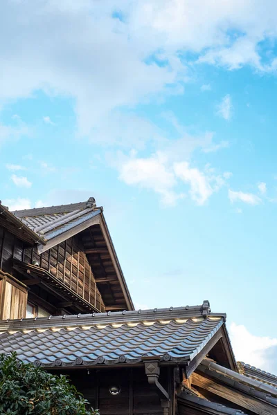 Asia cultuur concept - Japanse traditionele historische houten oude huis onder de gouden zon en 's morgens blauwe bewolkte hemel in Japan — Stockfoto