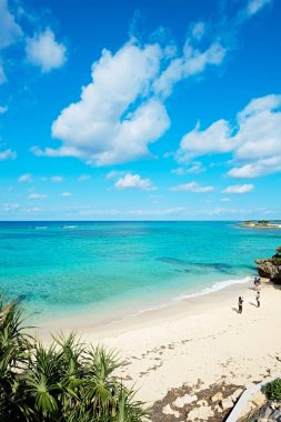 Panoramik kuş hava bakışı güzel deniz seviyesi ile fantezi mavi gök: Okinawa, Japan