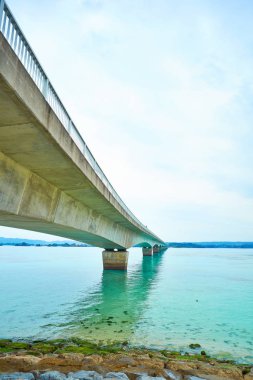 Kouri ada Köprüsü: Okinawa, Japan mavi gökyüzü ile güzel deniz seviyesi ile