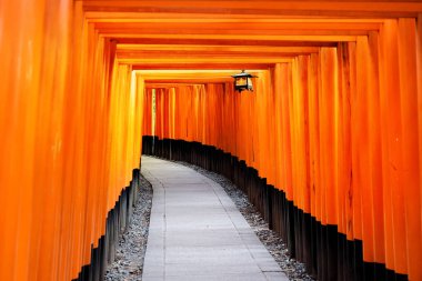 Dünya kültürel miras, kırmızı kapı yolu, Fushimi Inari Taisha, Kyoto, Japonya'nın geleneksel temple koridorda yakın