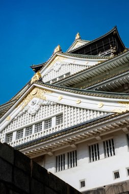 Ünlü miras, altında parlak mavi dramatik bulutlu gökyüzü ve gün ışığı Japonya Osaka Kalesi