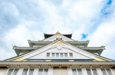 Ünlü miras, altında parlak mavi dramatik bulutlu gökyüzü ve gün ışığı Japonya Osaka Kalesi