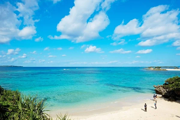 Panoramik kuş hava bakışı güzel deniz seviyesi ile fantezi mavi gök: Okinawa, Japan