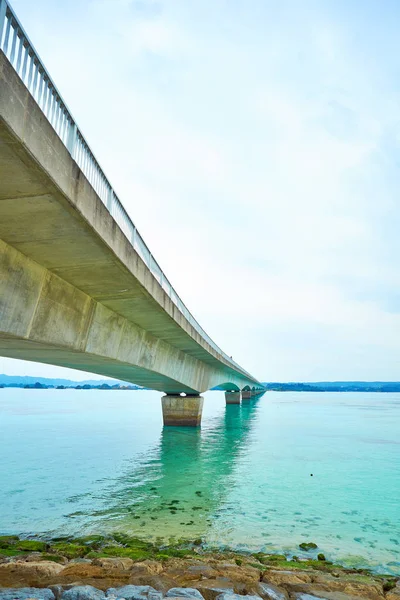 Kouri ada Köprüsü: Okinawa, Japan mavi gökyüzü ile güzel deniz seviyesi ile