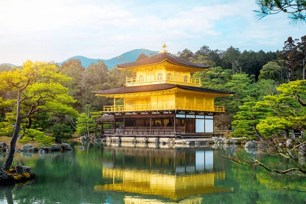 Das Weltkulturerbe Kinkaku Unter Dramatischem Morgensonnenschein Der Traditionelle Buddhistische Zen — Stockfoto