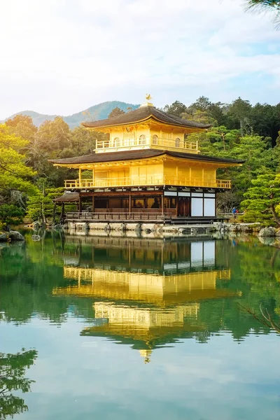 世界文化遗产，在戏剧性的早晨阳光下，京都，日本传统金座禅宗寺庙金阁吉 — 图库照片
