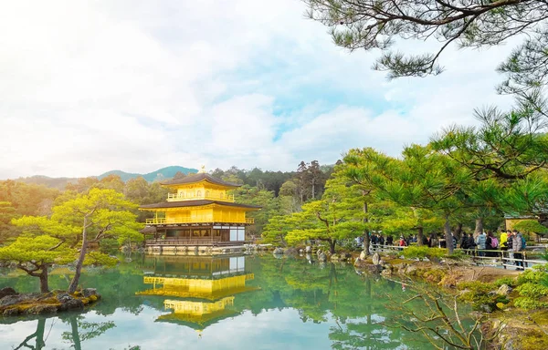 세계 문화 유산, 극적인 아침 햇살, 교토, 일본의 전통적인 황금 선종 불교 사원에서 Kinkaku 쿠지 — 스톡 사진
