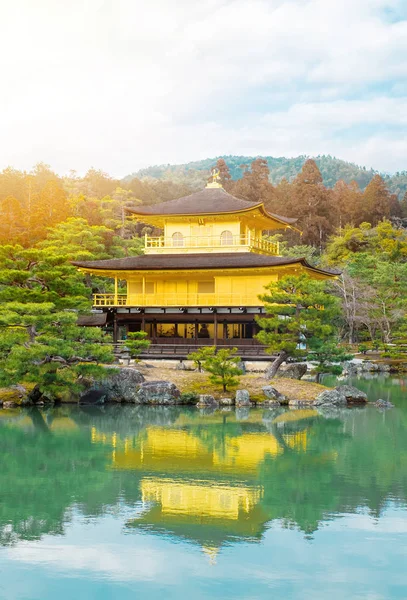 Dünya Kültür Mirası, Kinkaku Ji altında dramatik sabah güneş ışığı, Kyoto, Japonya'nın geleneksel altın zen Budist tapınağı
