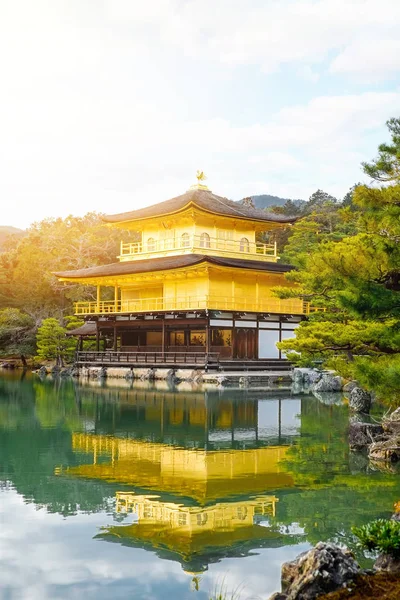 Dünya Kültür Mirası, Kinkaku Ji altında dramatik sabah güneş ışığı, Kyoto, Japonya'nın geleneksel altın zen Budist tapınağı