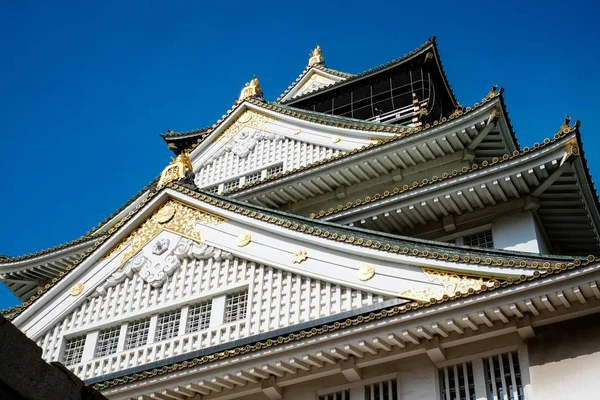 Ünlü miras, altında parlak mavi dramatik bulutlu gökyüzü ve gün ışığı Japonya Osaka Kalesi