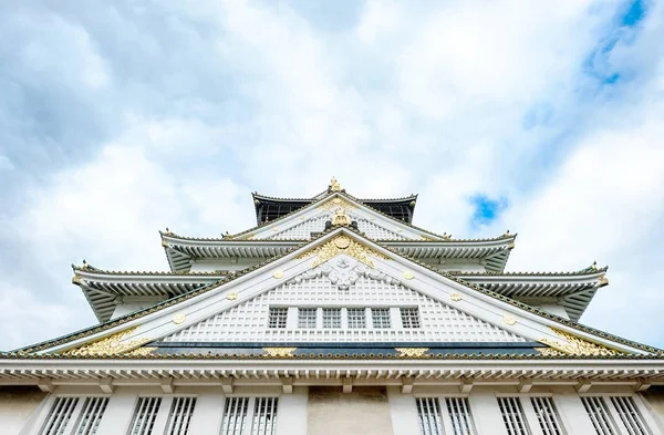 Ünlü miras, altında parlak mavi dramatik bulutlu gökyüzü ve gün ışığı Japonya Osaka Kalesi