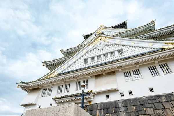 Το διάσημο κληρονομιάς, Οσάκα κάστρο υπό φωτεινό μπλε δραματική συννεφιασμένο ουρανό και τον ήλιο στην Ιαπωνία — Φωτογραφία Αρχείου