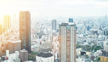İş kavramı Emlak ve kurumsal inşaat - Japonya'nın Osaka dramatik gündoğumu ve sabah gökyüzü ile panoramik modern şehir manzarası kuş gözü havadan görünümü