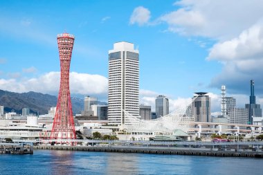 Kobe bağlantı noktası kule, mavi dramatik bulutlu gökyüzü ve Kobe, Japonya parlak gün ışığı altında ünlü dönüm noktası