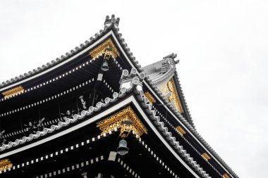 Ünlü miras, geleneksel temple Hongan-ji ile parlak sabah gökyüzünde Japonya'nın Kyoto tower Ambras Kalesi ile