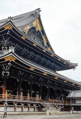 Ünlü miras, geleneksel temple Hongan-ji ile gri sabah gökyüzünde Japonya'nın Kyoto tower Ambras Kalesi ile