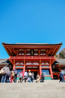 Ünlü miras, Tokyo, Japonya'nın mavi gökyüzü karşı altın kırmızı çatılı geleneksel temple Hachiman Tapınak