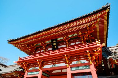 Ünlü miras, Tokyo, Japonya'nın mavi gökyüzü karşı altın kırmızı çatılı geleneksel temple Hachiman Tapınak