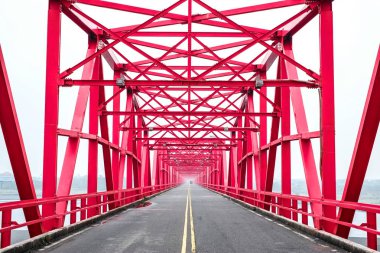 Simetrik kırmızı çelik yapı inşaatı köprü ve yol Xiluo, Tayvan