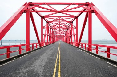 Simetrik kırmızı çelik yapı inşaatı köprü ve yol Xiluo, Tayvan