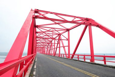 Simetrik kırmızı çelik yapı inşaatı köprü ve yol Xiluo, Tayvan