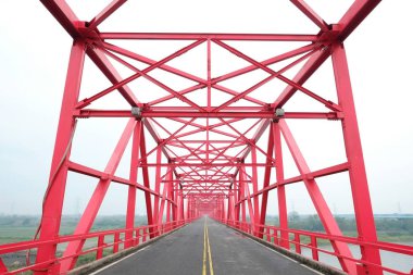 Simetrik kırmızı çelik yapı inşaatı köprü ve yol Xiluo, Tayvan