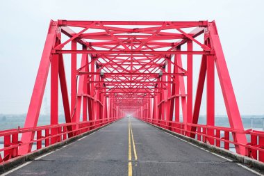 Simetrik kırmızı çelik yapı inşaatı köprü ve yol Xiluo, Tayvan