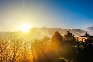 Çok güzel bir sabah gündoğumu, deniz ve Yushan mounatin Alishan(Ali mountain) Milli Parkı, Tayvan parlak mavi gökyüzü altında dramatik bulut
