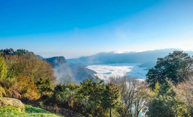 Çok güzel bir sabah gündoğumu, dramatik bulut Denizi, dev kayalar ve Yushan mounatin Alishan(Ali mountain) Milli Parkı, Tayvan parlak mavi gökyüzü altında